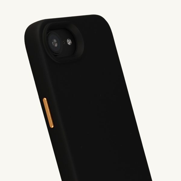 Selencia Rivièra MagSafe Backcover met afneembare haakjes voor de Apple iPhone 17e / 16e - Velvet Black + Sleek Chain (130 cm) - Gold