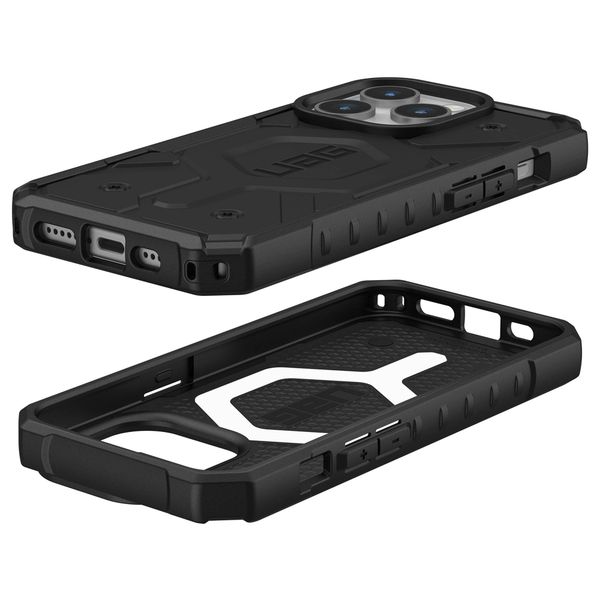 UAG Pathfinder Backcover MagSafe Apple iPhone 15 Pro - Zwart