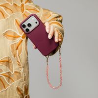 Selencia Rivièra MagSafe Backcover met afneembare haakjes voor de Apple iPhone 15 - Bold Burgundy + Sorbet Pop Polskoord - Pink
