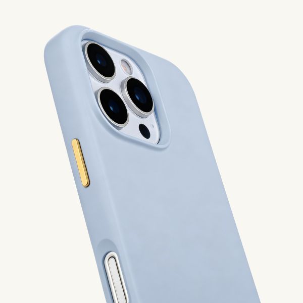 Selencia Rivièra MagSafe Backcover met afneembare haakjes voor de Apple iPhone 16 Pro Max - Powder Blue + Bold Chain Polskoord - Gold