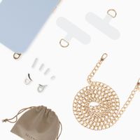 Selencia Rivièra MagSafe Backcover met afneembare haakjes voor de Apple iPhone 14 / 13 - Powder Blue + Bold Chain (130 cm) - Gold