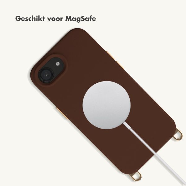 Selencia Rivièra MagSafe Backcover met afneembare haakjes voor de Apple iPhone 17e / 16e - Choco Brown + Satin Crush Polskoord - Cosmic Candy