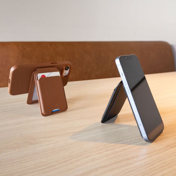 Accezz Leren Wallet met standaard - Geschikt voor MagSafe en Qi2 - Sienna Brown