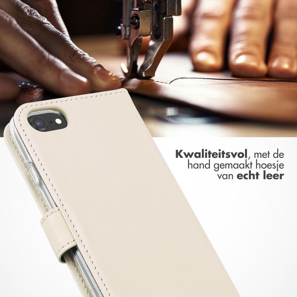 Selencia Echt Leren Bookcase Apple iPhone SE (2022 / 2020) / 8 / 7 - Greige