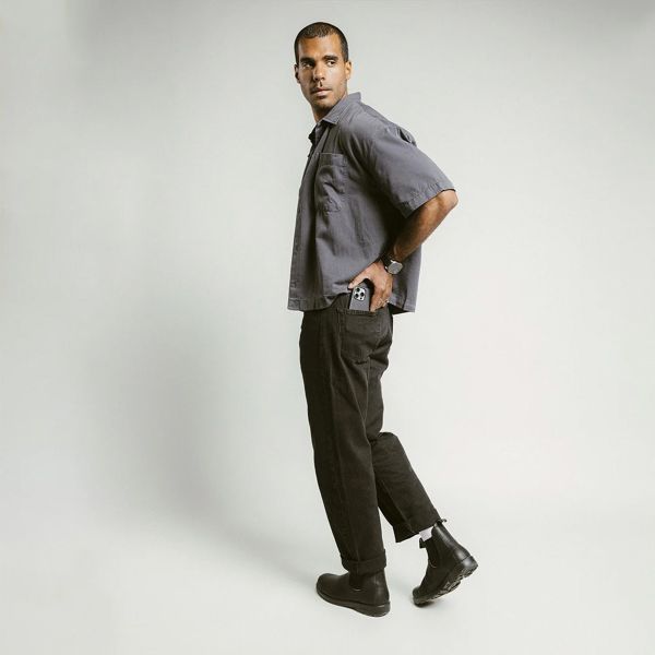 Nomad Modern Horween Leather Case Apple iPhone 16 Pro - Zwart