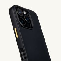 Selencia Rivièra MagSafe Backcover met afneembare haakjes voor de Apple iPhone 16 Pro - Velvet Black + Sleek Chain (130 cm) - Gold