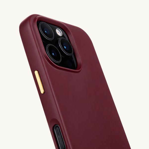 Selencia Rivièra MagSafe Backcover met afneembare haakjes Apple iPhone 16 Pro - Bold Burgundy