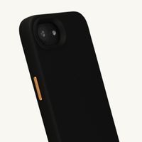 Selencia Rivièra MagSafe Backcover met afneembare haakjes voor de Apple iPhone 17e / 16e - Velvet Black + Sleek Chain Polskoord - Gold