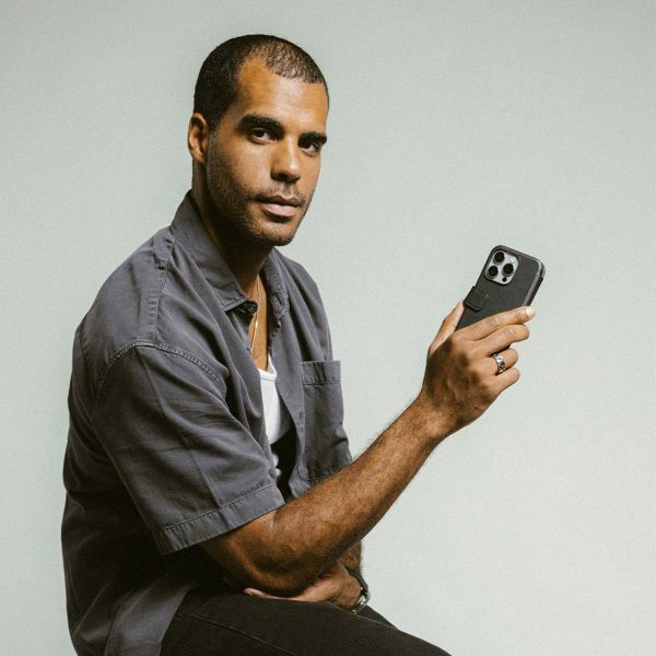 Nomad Modern Leather FolioBookcase Apple iPhone 16 - Zwart