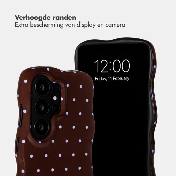 Selencia Vivid Wavy Backcover met MagSafe Samsung Galaxy S26 Ultra - Happy Dots Chocolate
