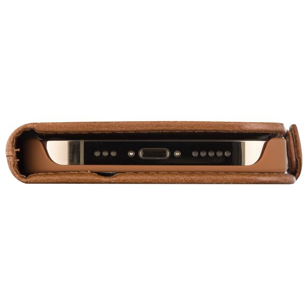 dbramante1928 Copenhagen Bookcase Apple iPhone 15 Pro - Bruin