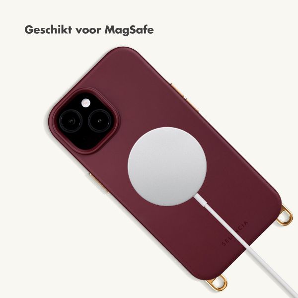 Selencia Rivièra MagSafe Backcover met afneembare haakjes voor de Apple iPhone 15 - Bold Burgundy + Sorbet Pop Polskoord - Pink