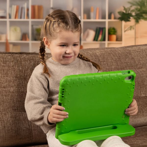 imoshion Kidsproof Backcover met handvat Apple iPad 11 (2025) 11 inch A16 / iPad 10 (2022) 10.9 inch - Groen