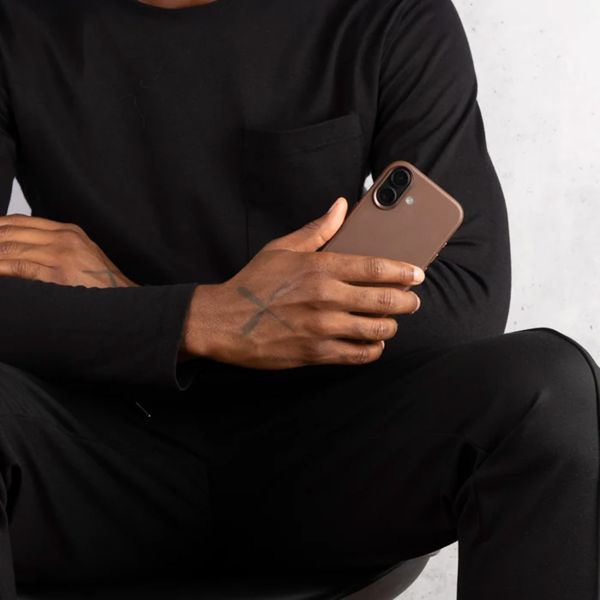 Woodcessories Bio Leather Case MagSafe Apple iPhone 16 - Leather Brown