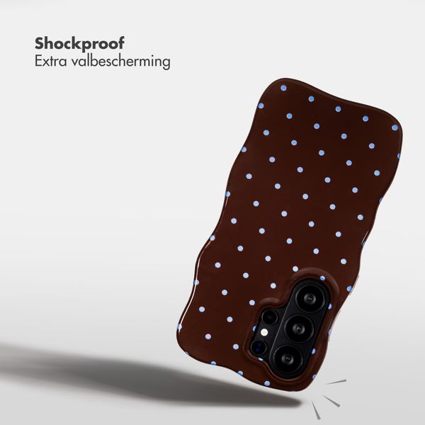 Selencia Vivid Wavy Backcover met MagSafe Samsung Galaxy S26 Ultra - Happy Dots Chocolate