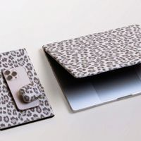 Selencia Sabi Laptop Cover Panterprint Apple MacBook Pro 14 inch (2021 / 2023 M3 chip / 2024 M4 chip / 2025 M5 chip) - Soft Ivory