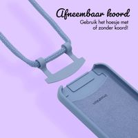 Gepersonaliseerd Color Backcover MagSafe met afneembaar koord en letter  iPhone 15 - Ash Blue