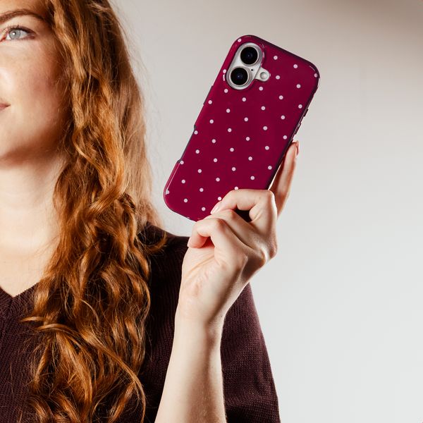 Selencia Vivid Backcover met MagSafe Apple iPhone 15 - Happy Dots Burgundy