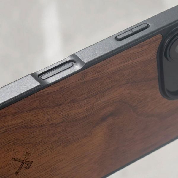 Woodcessories Bumper Case MagSafe iPhone 16 - Walnut