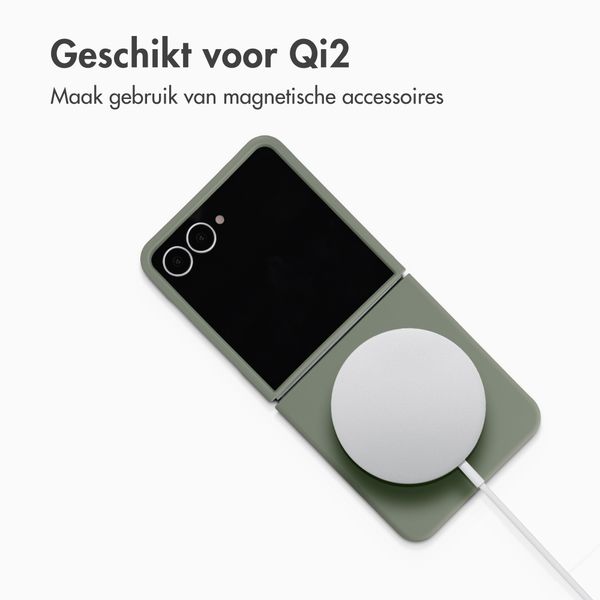 Accezz Liquid Silicone Backcover met MagSafe Samsung Galaxy Z Flip 8 - Cooper Green