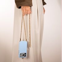 Selencia Rivièra MagSafe Backcover met afneembare haakjes voor de Apple iPhone 14 / 13 - Powder Blue + Bold Chain (130 cm) - Gold