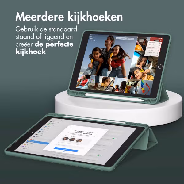 Accezz Smart Silicone Bookcase Apple iPad 6 (2018) 9.7 inch / iPad 5 (2017) 9.7 inch - Donkergroen