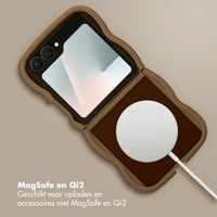 Selencia Wavy Backcover met MagSafe Samsung Galaxy Z Flip 7 - Mocha Brown