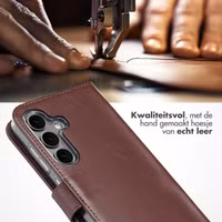 Selencia Echt Leren Bookcase Samsung Galaxy S25 - Donkerbruin