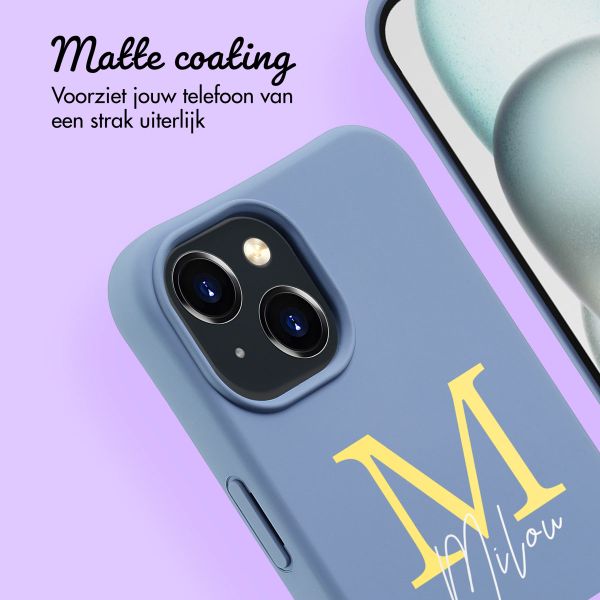 Gepersonaliseerd Color Backcover MagSafe met afneembaar koord en letter  iPhone 15 - Ash Blue