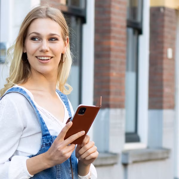 Selencia Echt Leren Bookcase Apple iPhone 12 (Pro) - Lichtbruin