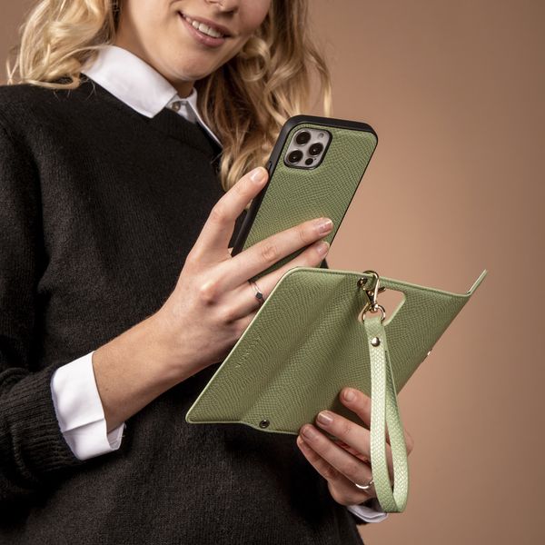 Selencia Tierra Uitneembare Slang Clutch iPhone 12 (Pro) - Groen