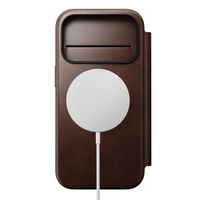 Nomad Modern Horween Leather Folio Bookcase met MagSafe Apple iPhone 17 Pro - Rustic Brown