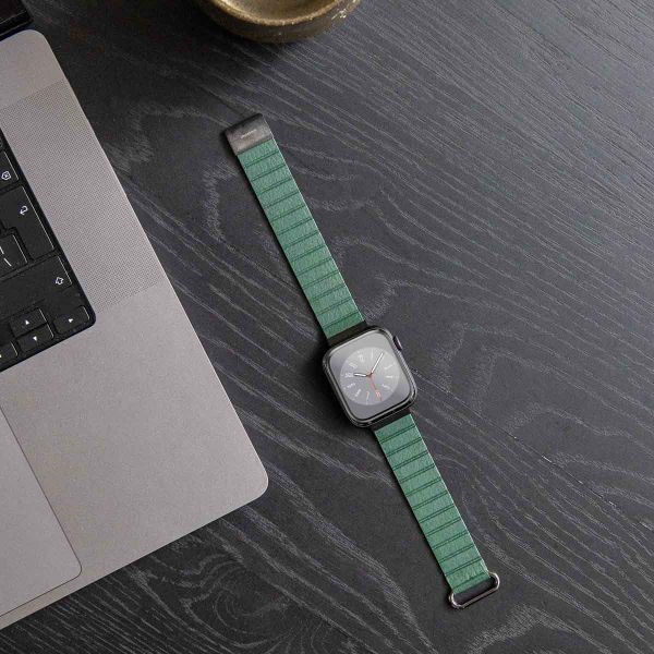 imoshion Magnetisch lederen bandje Apple Watch Series 1 t/m 9 / SE (38/40/41 mm) | Series 10 / 11 (42 mm) - Groen