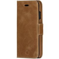 dbramante1928 Copenhagen Bookcase Apple iPhone 14 - Bruin