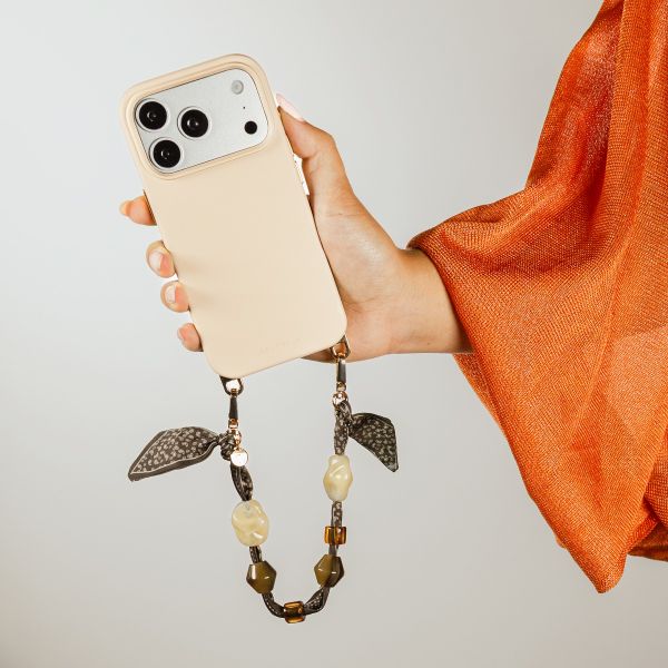 Selencia Rivièra MagSafe Backcover met afneembare haakjes voor de Apple iPhone 15 - Milky Latte + Satin Stone Polskoord - Brown