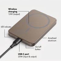 Selencia Vivid Powerbank 5,000 mAh - Wireless Powerbank - Compatible with MagSafe and Qi - Desert Gold / Vintage Peony