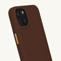 Selencia Rivièra MagSafe Backcover met afneembare haakjes voor de Apple iPhone 15 - Choco Brown + Satin Crush Polskoord - Cosmic Candy