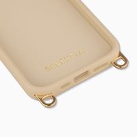 Selencia Rivièra MagSafe Backcover met afneembare haakjes voor de Apple iPhone 17e / 16e - Milky Latte + Satin Stone Polskoord - Brown