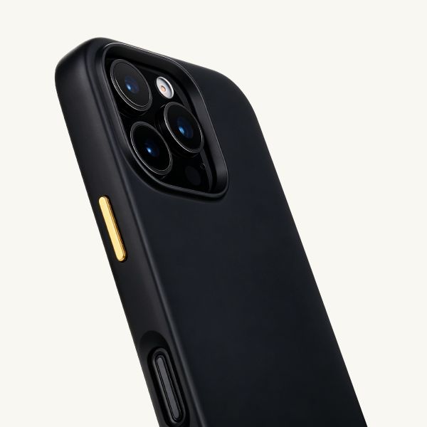 Selencia Rivièra MagSafe Backcover met afneembare haakjes voor de Apple iPhone 16 Pro Max - Velvet Black + Sleek Chain Polskoord - Gold