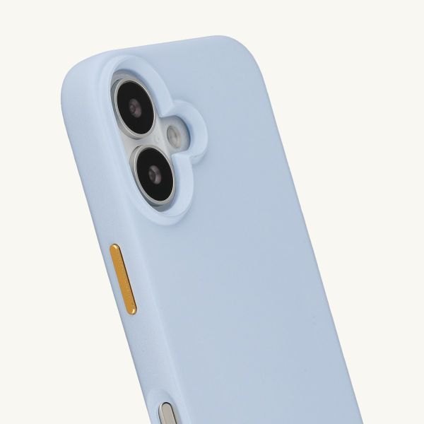Selencia Rivièra MagSafe Backcover met afneembare haakjes voor de Apple iPhone 17 - Powder Blue + Bold Chain Polskoord - Gold