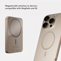 Selencia Vivid Powerbank 5,000 mAh - Wireless Powerbank - Compatible with MagSafe and Qi - Desert Gold / Vintage Peony