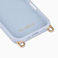 Selencia Rivièra MagSafe Backcover met afneembare haakjes voor de Apple iPhone 17 - Powder Blue + Bold Chain Polskoord - Gold
