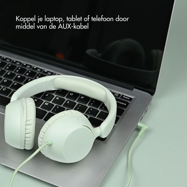 imoshion Kidspakket | Kidsproof backcover voor de Apple iPad 11 (2025) 11 inch A16 / iPad 10 (2022) 10.9 inch + Kinderkoptelefoon met draad + Reistafel - Groen