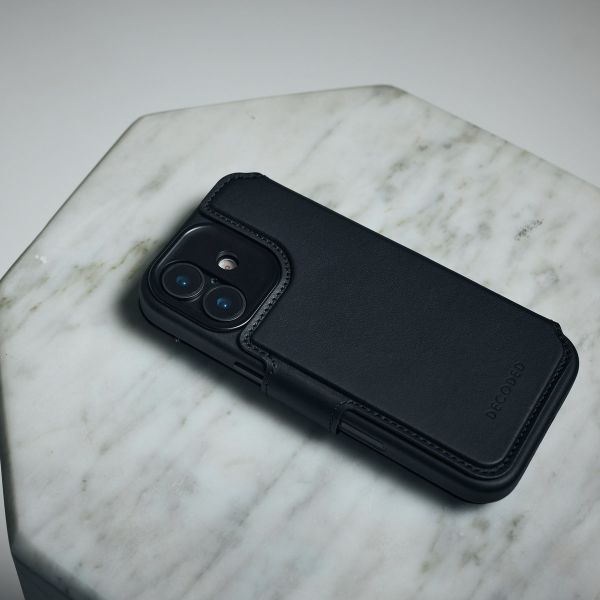 Decoded 2 in 1 Leather Detachable Wallet MagSafe Apple iPhone 17 - Chocolate Brown