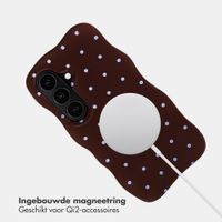 Selencia Vivid Wavy Backcover met MagSafe Samsung Galaxy S26 - Happy Dots Chocolate