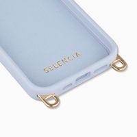 Selencia Rivièra MagSafe Backcover met afneembare haakjes voor de Apple iPhone 17e / 16e - Powder Blue + Bold Chain (130 cm) - Gold