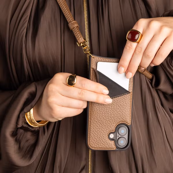 Selencia Nova Telefoonhoes met Koord en Pashouder Apple iPhone 15 - Mocha Brown