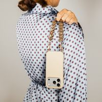 Selencia Rivièra MagSafe Backcover met afneembare haakjes voor de Apple iPhone 15 - Milky Latte + Lova Polskoord - Mocha Brown