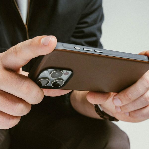 Nomad Modern Leather Case met MagSafe Apple iPhone 16 Pro - Bruin