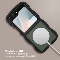 Selencia Wavy Backcover met MagSafe Samsung Galaxy Z Flip 7 - Zwart